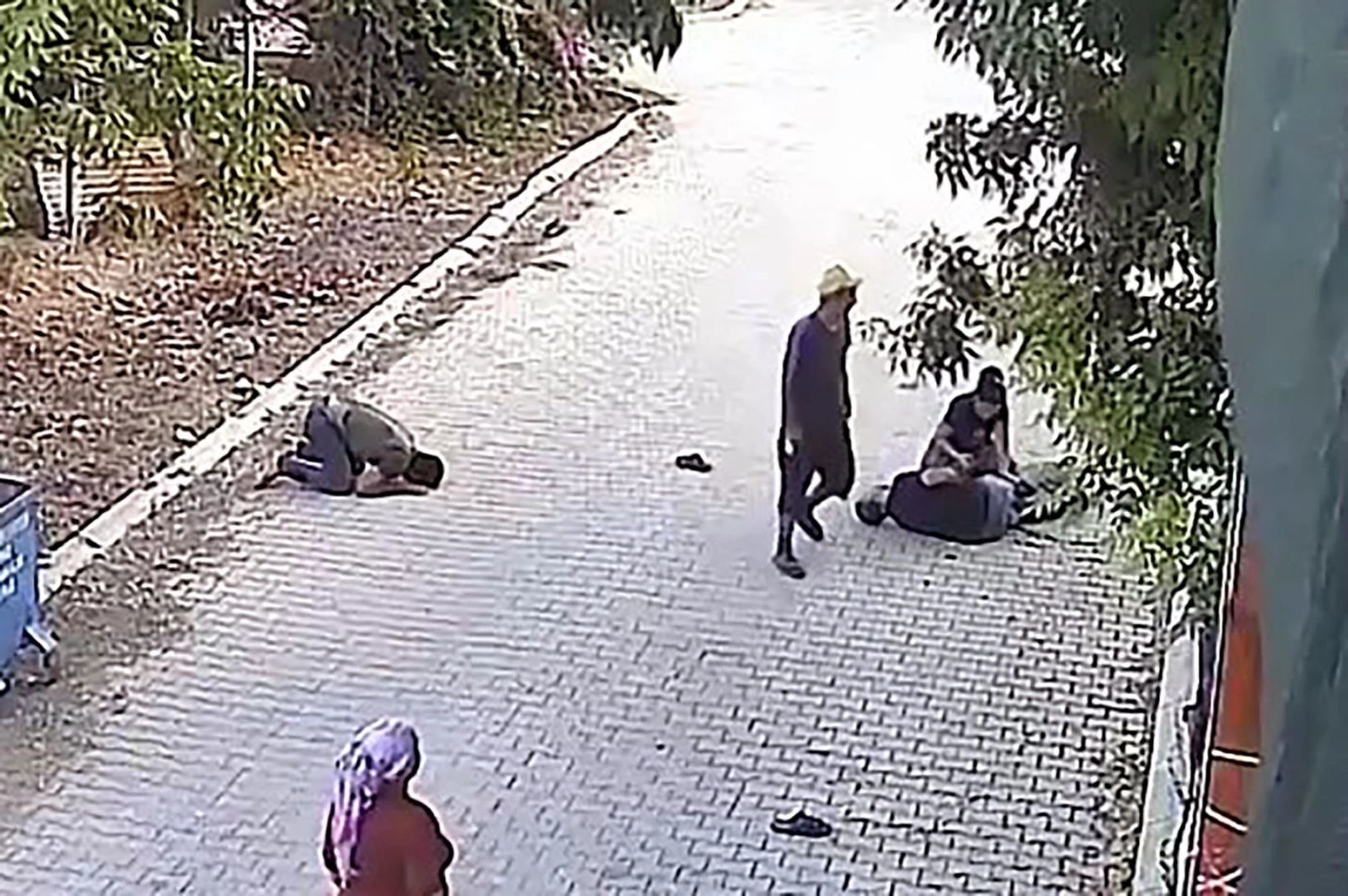Korkunç görüntüler ortaya çıktı! Adana'da miras kavgası kanlı bitti: Bir oğlunu mezara diğerini hastaneye gönderdi! 