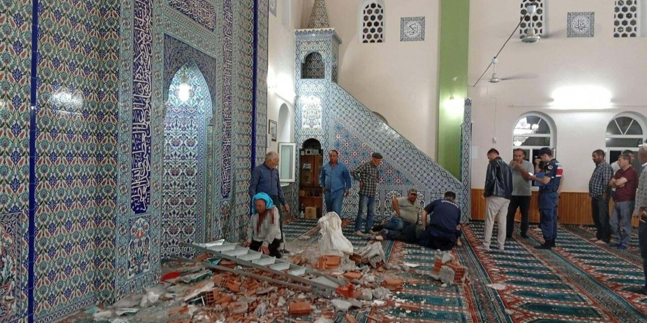 Depremde hasar almıştı: Caminin duvarından kopan sıva ve tuğla parçaları üzerlerine düştü!