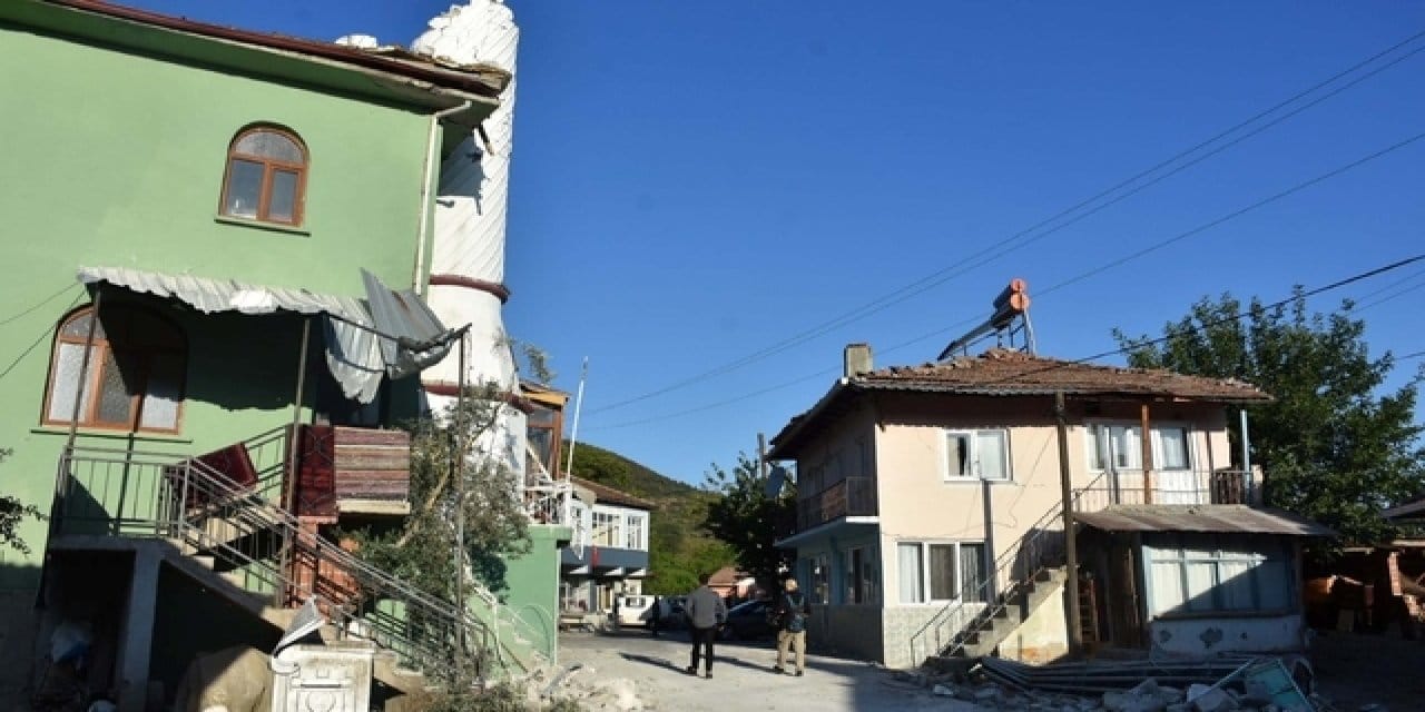 Depremde hasar almıştı: Caminin duvarından kopan sıva ve tuğla parçaları üzerlerine düştü!