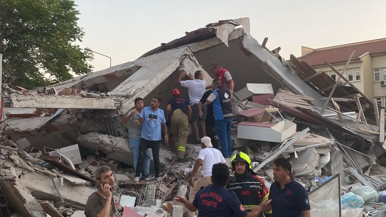 Bakan Tunç'tan açıklama: Sındırgıda'daki depremde yıkılan binayla ilgili soruşturma başlatıldı!