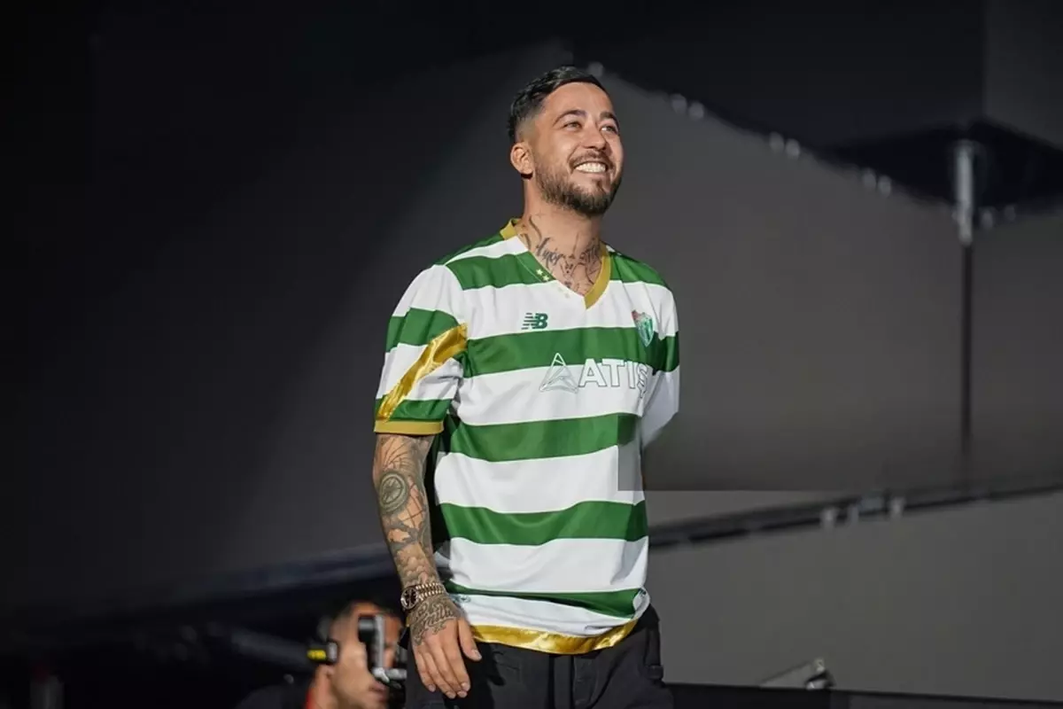 Yaptığı Bozkurt işareti pahalıya mâl oldu: Mahmut Orhan'ın konserleri iptal edildi!