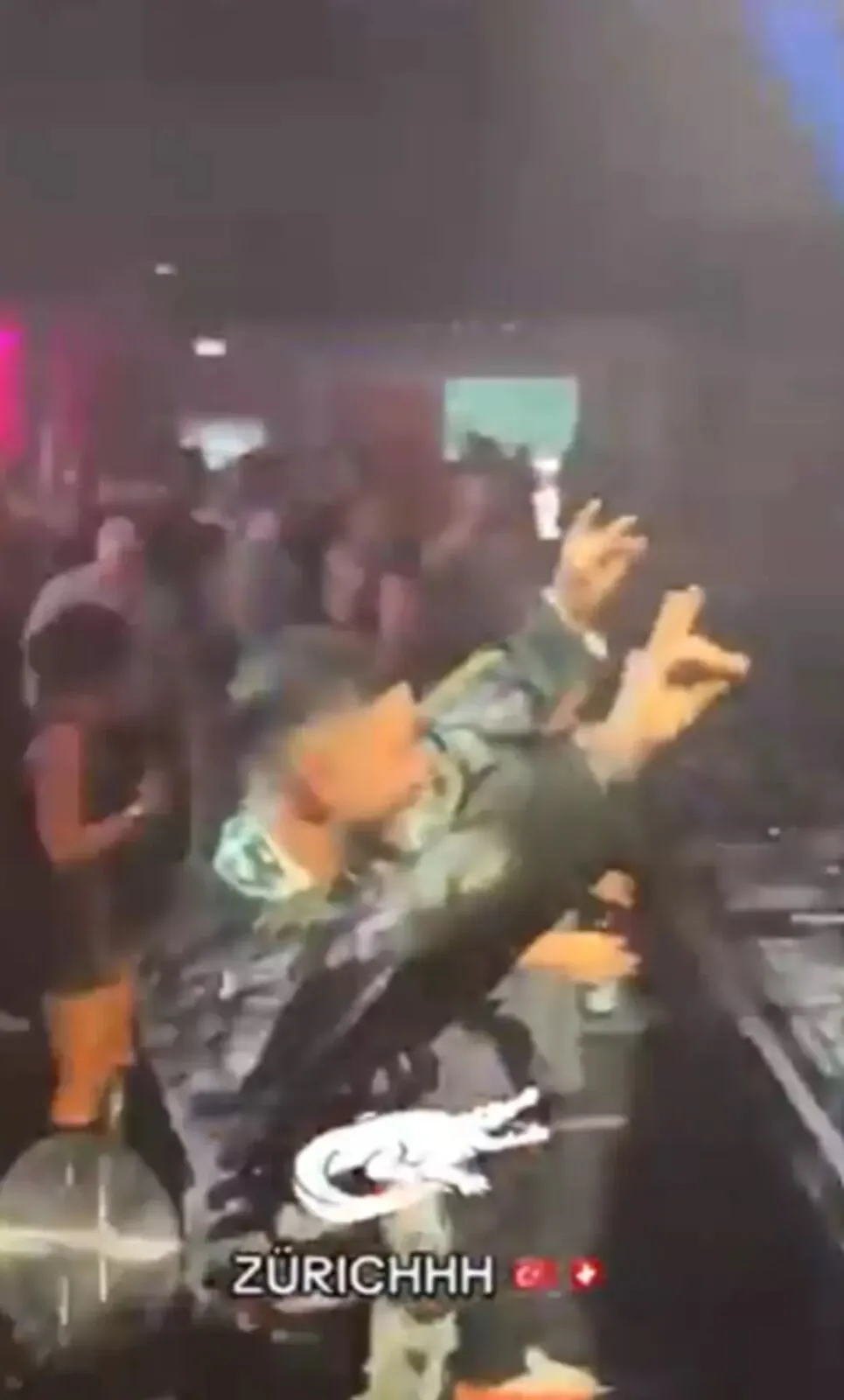 Yaptığı Bozkurt işareti pahalıya mâl oldu: Mahmut Orhan'ın konserleri iptal edildi!