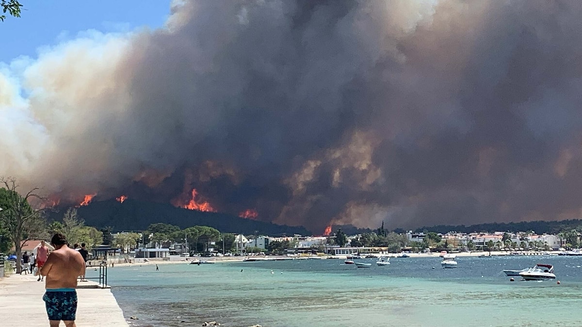 Çanakkale'de orman yangını başladı: Çanakkale Boğazı trafiğe kapatıldı!