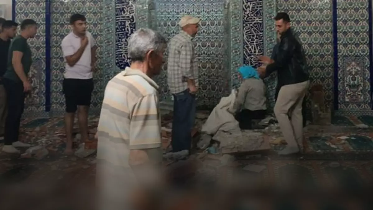 Depremde hasar almıştı: Caminin duvarından kopan sıva ve tuğla parçaları üzerlerine düştü!