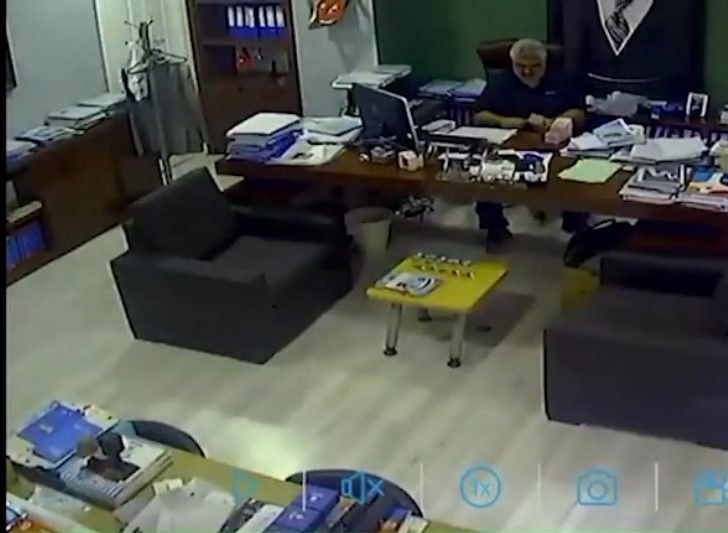 İBB'deki rüşvet skantalı işte böyle gözler önüne serildi! Paraların destelendiği görüntüler ortaya çıktı!