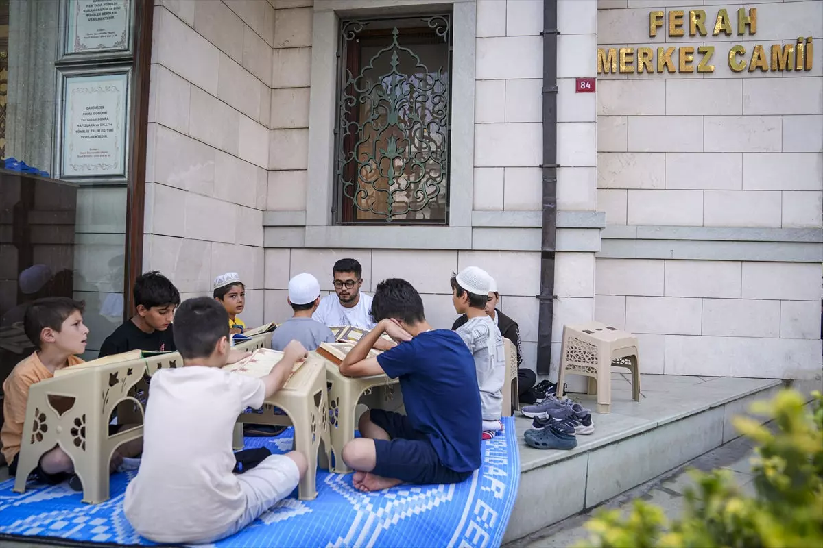 Yaz Kur'an kursları doldu taştı: 250 binden fazla öğrenci katıldı!