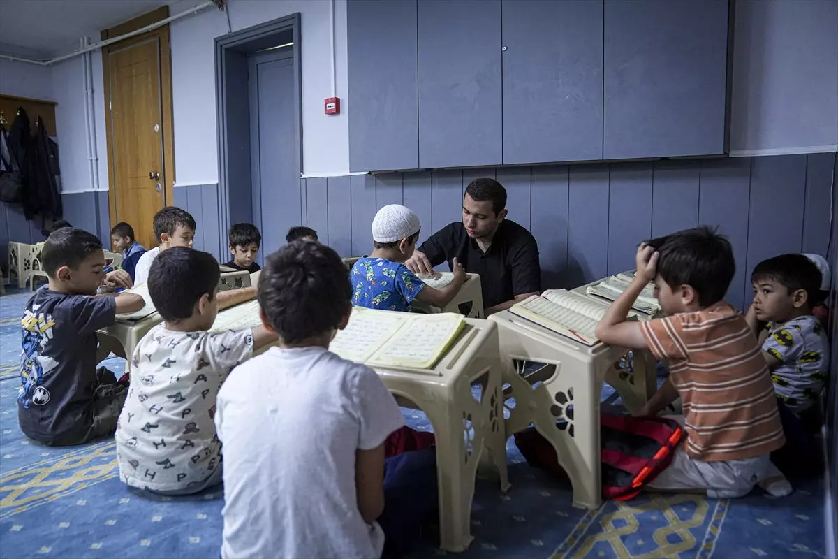 Yaz Kur'an kursları doldu taştı: 250 binden fazla öğrenci katıldı!