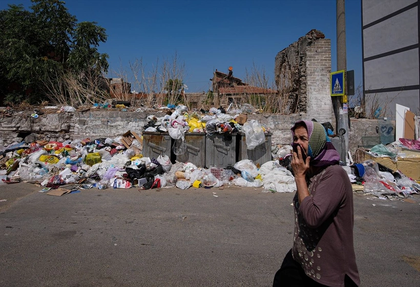 İzmir'in artık kokusu çıktı! Vatandaşlar çöp yığınlarının arasından burnunu tuta tuta geçip gidiyor!