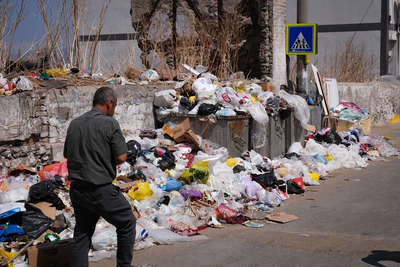 İzmir'in artık kokusu çıktı! Vatandaşlar çöp yığınlarının arasından burnunu tuta tuta geçip gidiyor!