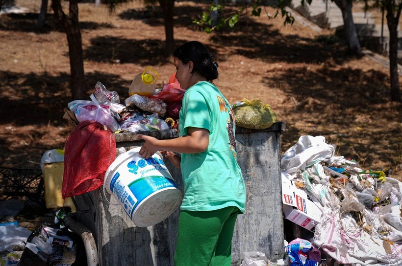 İzmir'in artık kokusu çıktı! Vatandaşlar çöp yığınlarının arasından burnunu tuta tuta geçip gidiyor!