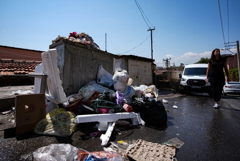 İzmir'in artık kokusu çıktı! Vatandaşlar çöp yığınlarının arasından burnunu tuta tuta geçip gidiyor!