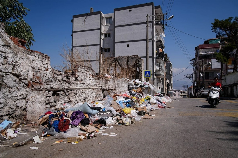 İzmir'in artık kokusu çıktı! Vatandaşlar çöp yığınlarının arasından burnunu tuta tuta geçip gidiyor!