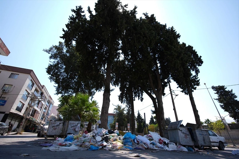 İzmir'in artık kokusu çıktı! Vatandaşlar çöp yığınlarının arasından burnunu tuta tuta geçip gidiyor!
