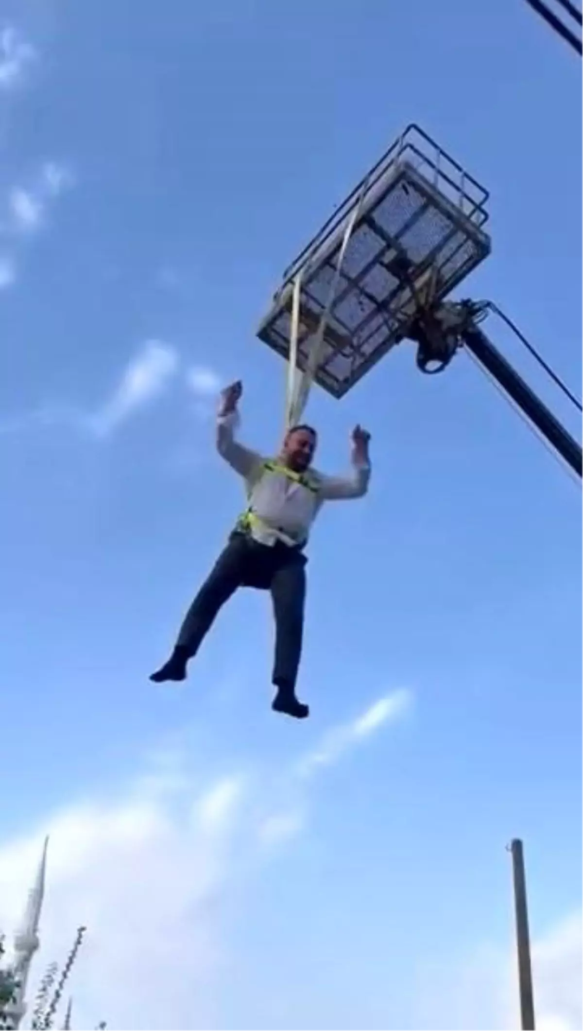 Böyle gelenek görülmedi: Damadı vince asıp altında göbek attılar!