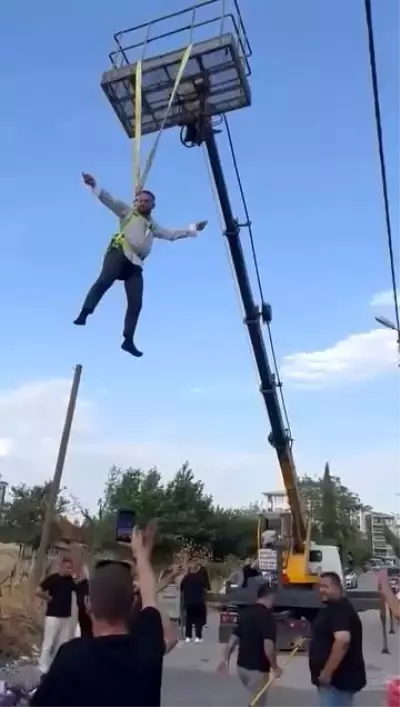 Böyle gelenek görülmedi: Damadı vince asıp altında göbek attılar!