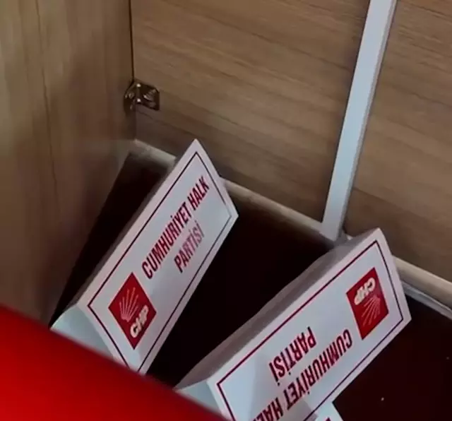 Aydın belediye meclis salonu karıştı: CHP logolu kartlar yere fırlatıldı!