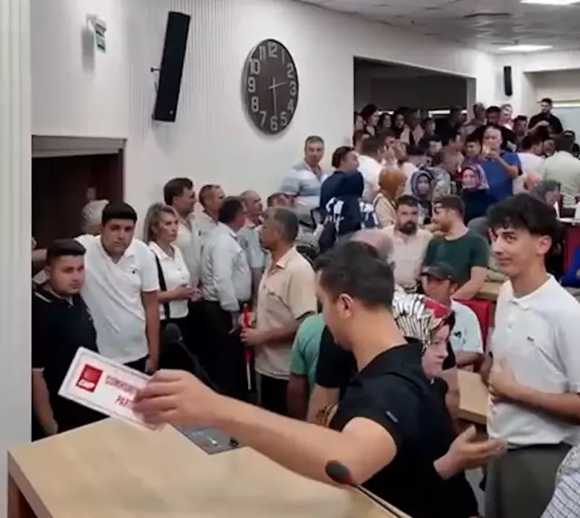 Aydın belediye meclis salonu karıştı: CHP logolu kartlar yere fırlatıldı!