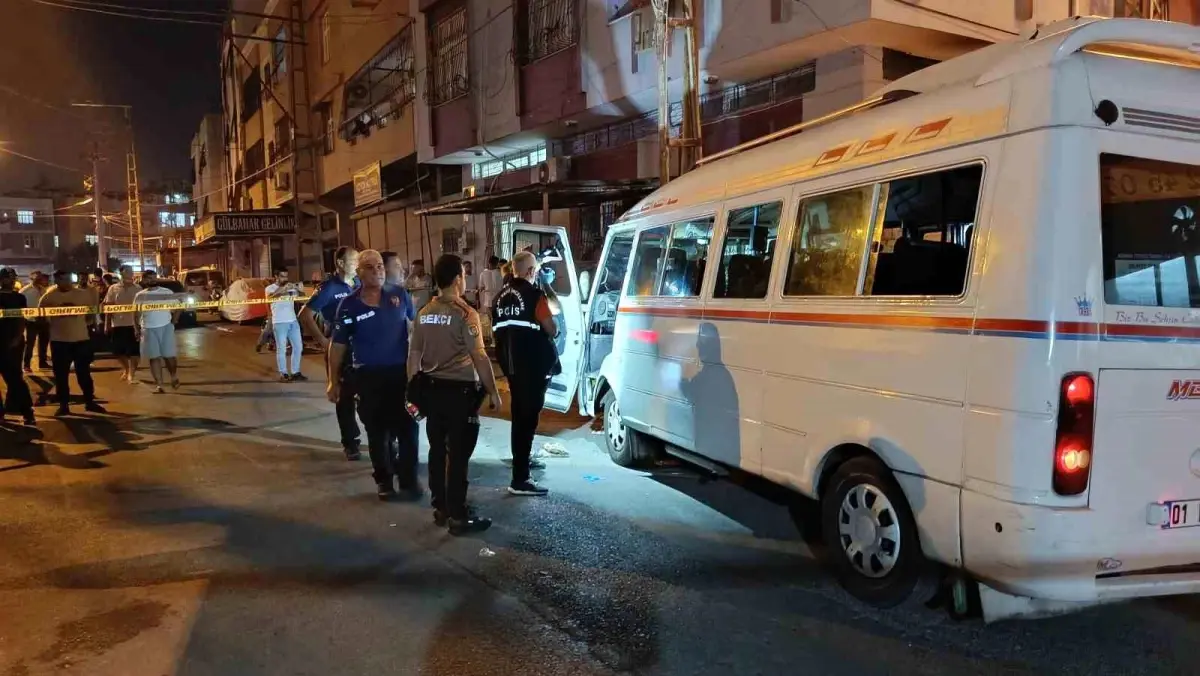 Adana'da korkunç pusu! Üzerine yağan kurşunlara rağmen aracı 600 metre sürdü, direğe çarptı!