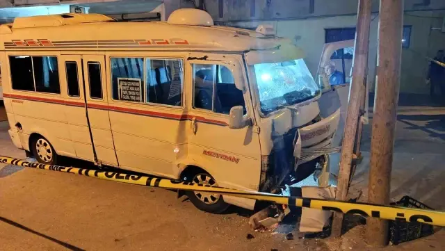 Adana'da korkunç pusu! Üzerine yağan kurşunlara rağmen aracı 600 metre sürdü, direğe çarptı!