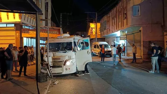 Adana'da korkunç pusu! Üzerine yağan kurşunlara rağmen aracı 600 metre sürdü, direğe çarptı!