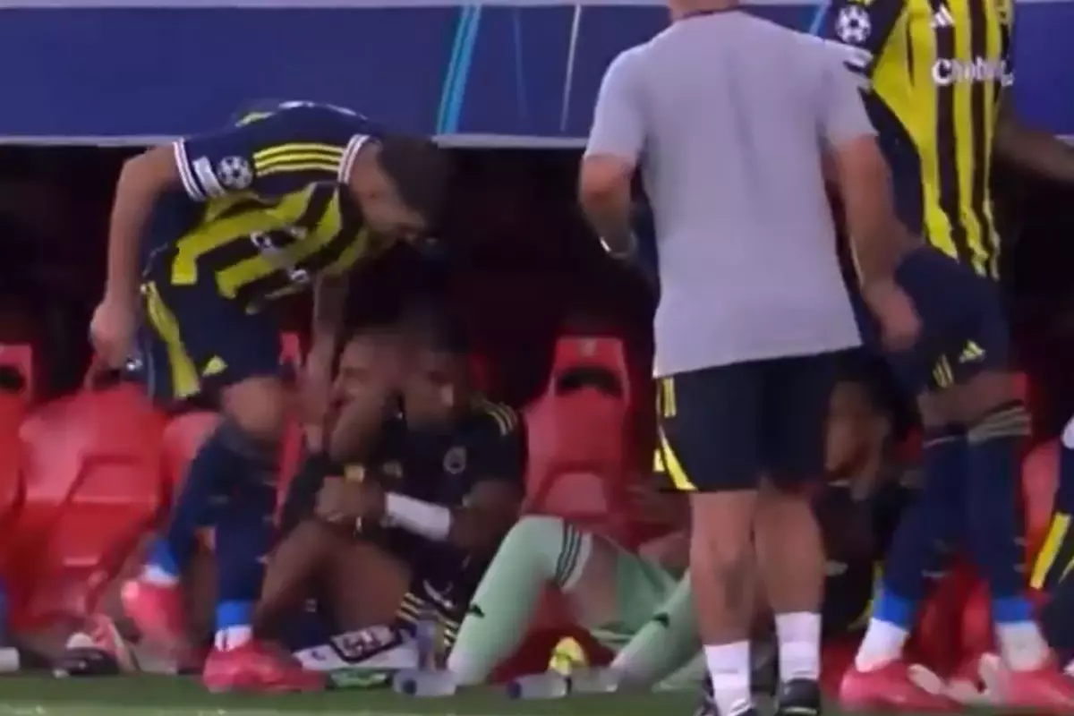Fenerbahçe, Devler Ligi'ne veda ederken yedek kulübesindeki tartışma gündem oldu!