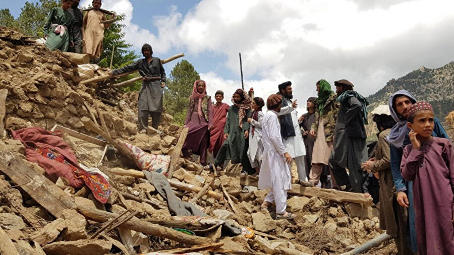 Afganistan'ı şiddetli deprem vurdu: Yüzlerce kişi hayatını kaybetti!