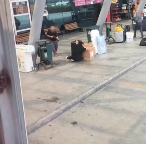 Otobüs terminalinde akıl almaz görüntüler: Kızına öfkelenen baba tüfekle ateş etti!