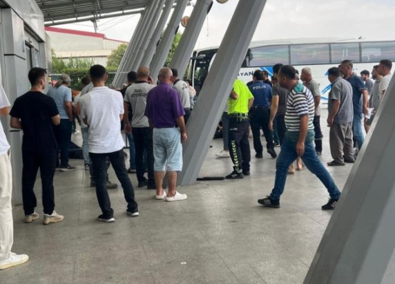 Otobüs terminalinde akıl almaz görüntüler: Kızına öfkelenen baba tüfekle ateş etti!