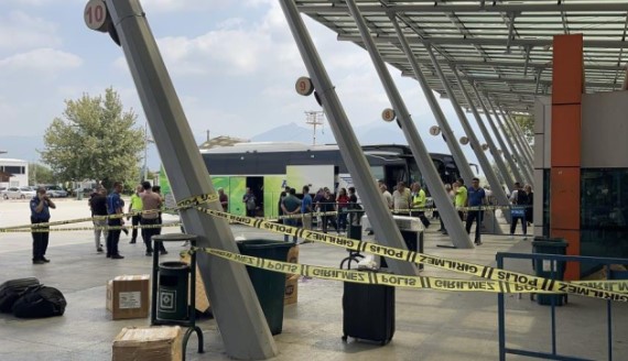 Otobüs terminalinde akıl almaz görüntüler: Kızına öfkelenen baba tüfekle ateş etti!