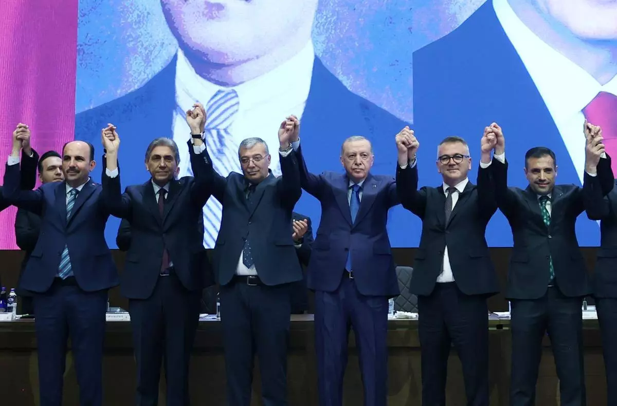 Rozetlerini Cumhurbaşkanı Erdoğan taktı: 2 Belediye Başkanı daha AK Parti'ye katıldı!