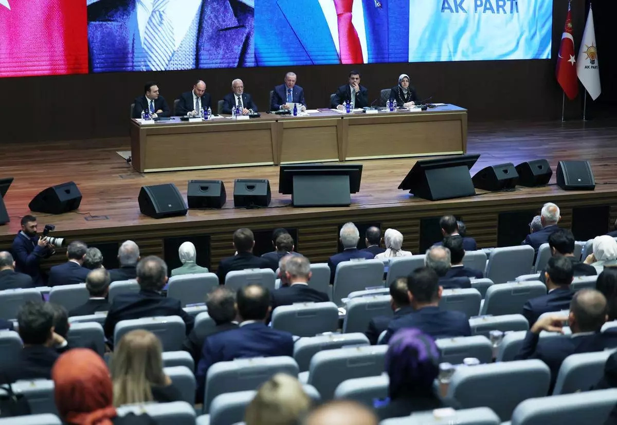 Rozetlerini Cumhurbaşkanı Erdoğan taktı: 2 Belediye Başkanı daha AK Parti'ye katıldı!