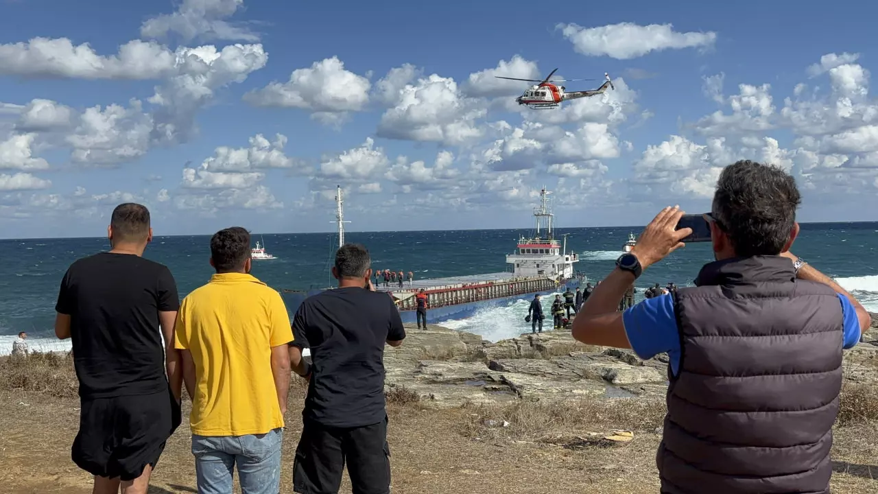 Kocaeli’de kargo gemisi karaya oturdu: Tahliye edilen gemiyi kurtarma çalışmaları sürüyor!