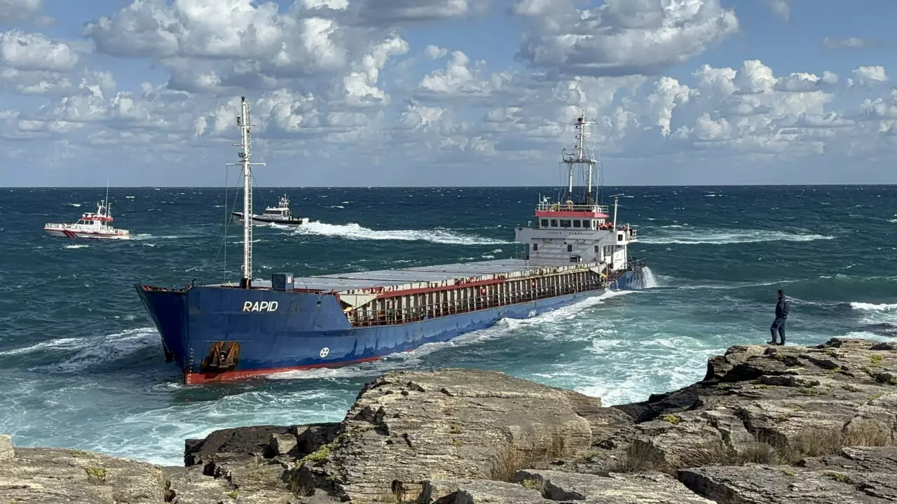 Kocaeli’de kargo gemisi karaya oturdu: Tahliye edilen gemiyi kurtarma çalışmaları sürüyor!