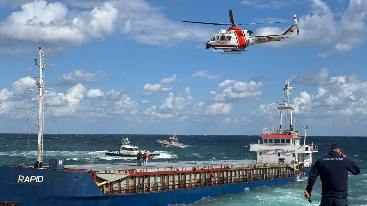 Kocaeli’de kargo gemisi karaya oturdu: Tahliye edilen gemiyi kurtarma çalışmaları sürüyor!