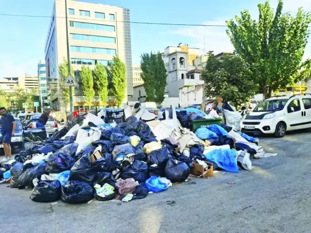 İzmir, Konak belediye başkanına 276 bin TL'ye makam aracı kiralandı: Vatandaş çöplerin arasında yaşamaya devam ediyor!