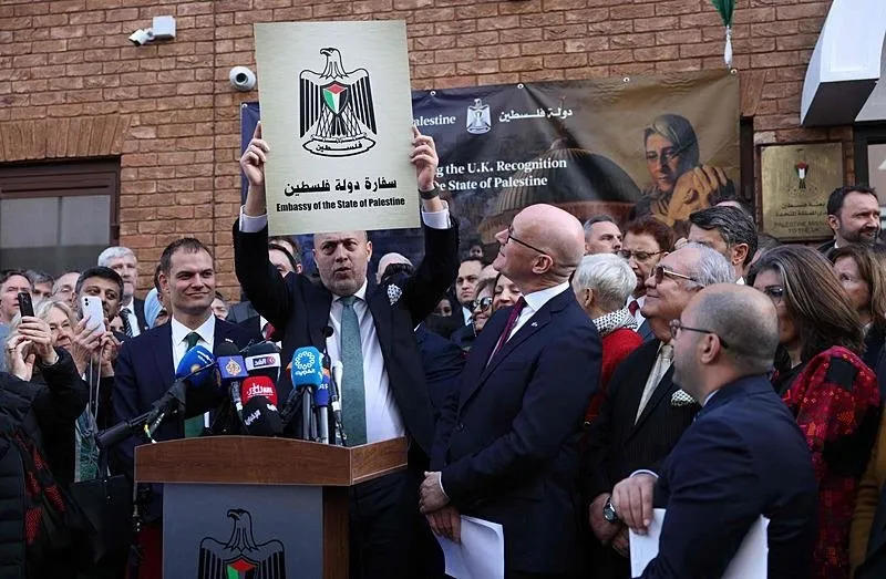 Dünya uyanıyor: İngiltere Filistin'i resmen tanıdı, Londra'da bayrak göndere çekildi!