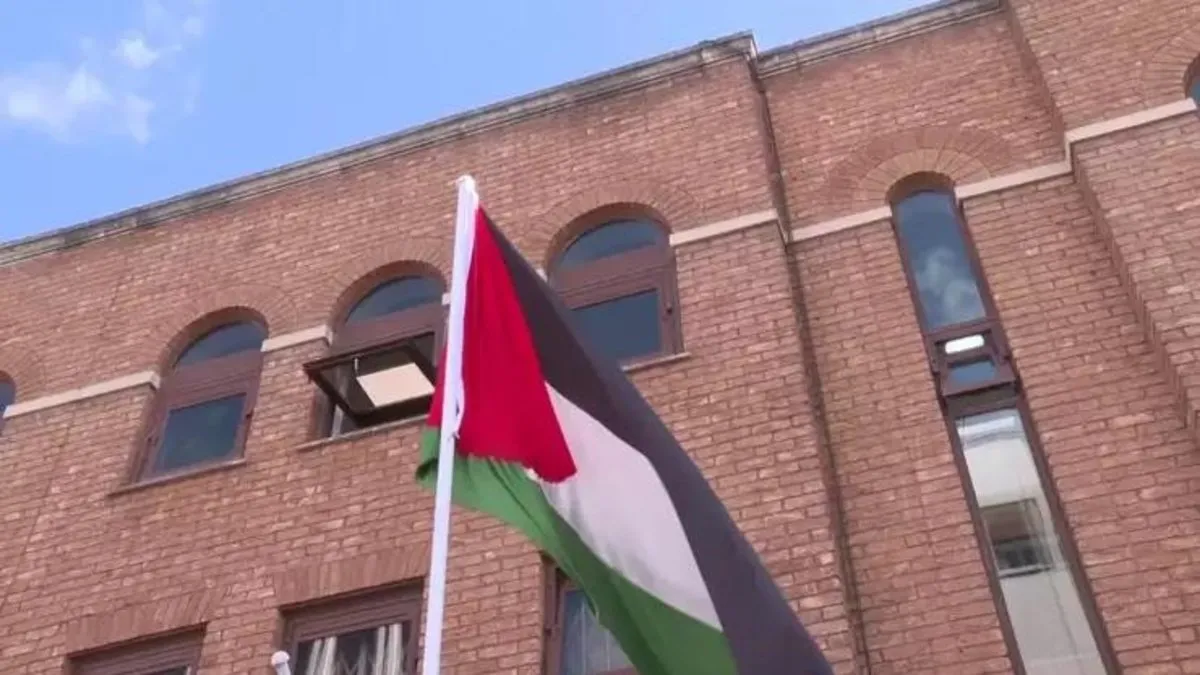 Dünya uyanıyor: İngiltere Filistin'i resmen tanıdı, Londra'da bayrak göndere çekildi!