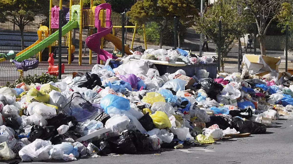 İçişleri Bakanlığı harekete geçti: İzmir'de çöpleri toplanmayan 3 CHP'li belediyeye inceleme