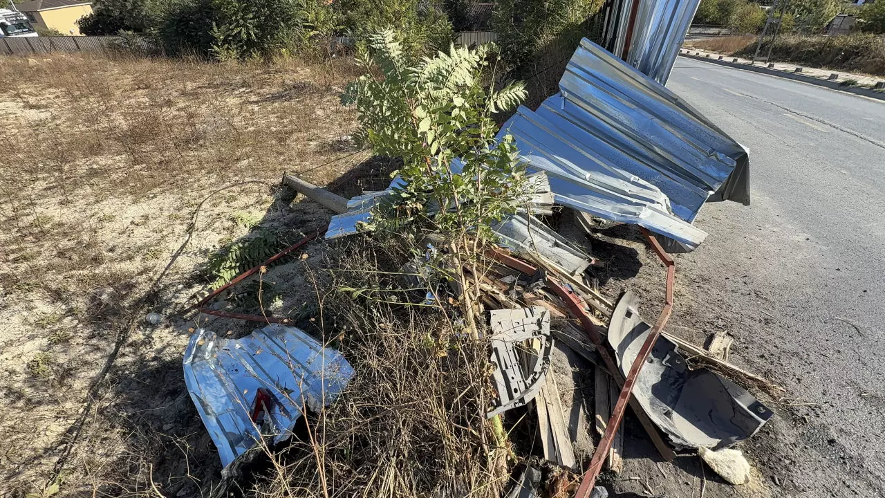 Başakşehir’den feci kaza haberi: Bariyer demiri kadın şoförün bacağına saplanarak aracın arka kapısından çıktı!