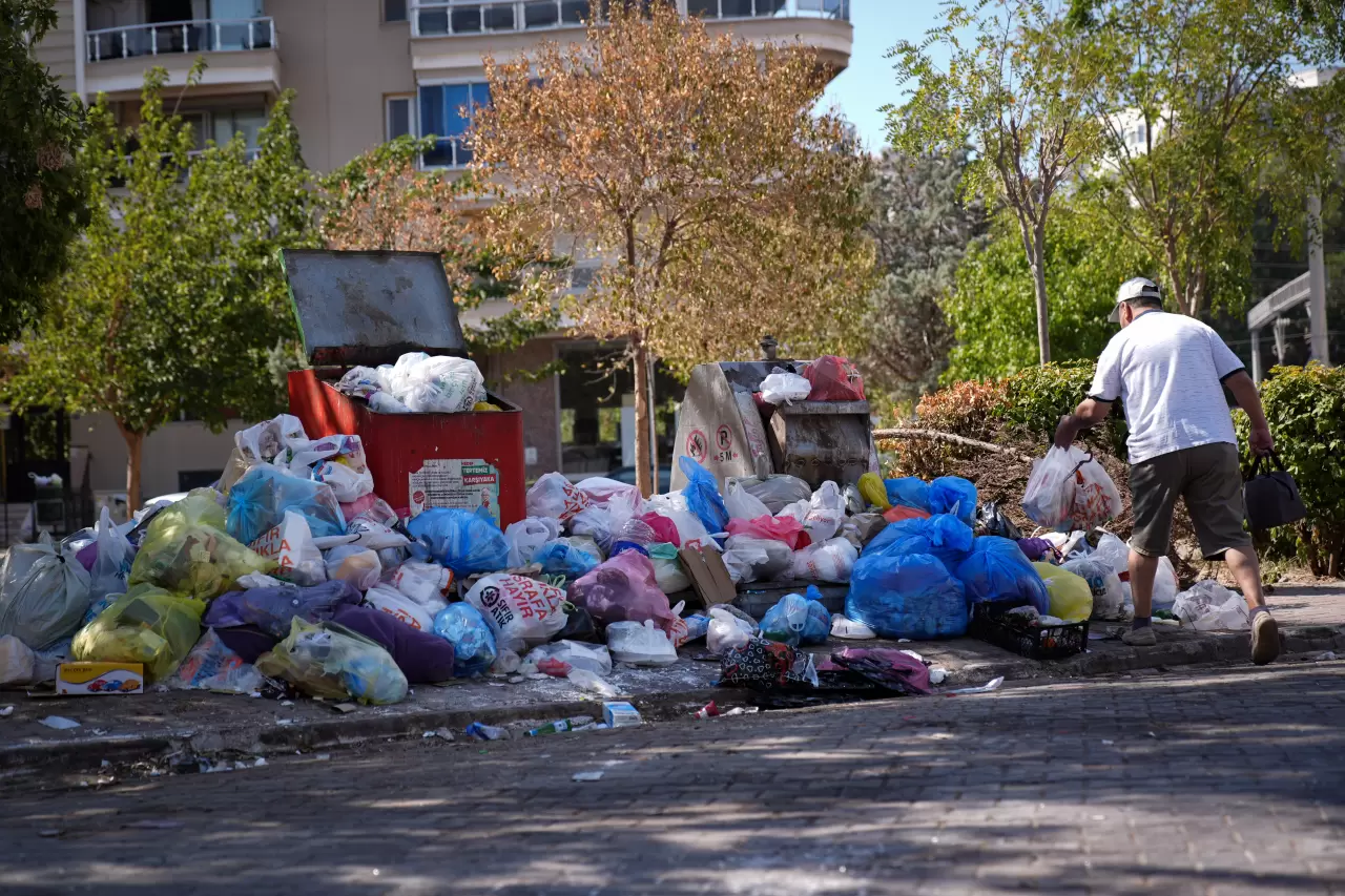 İzmir'deki çöp krizi büyüyor: CHP'li Başkan Tugay, Genel Başkan Yardımcısı'nın o sözlerini yalanladı!