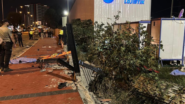 Hatay'da katliam gibi kaza: Kontrolden çıkan otomobil kaldırımdaki yayalara çarptı! 