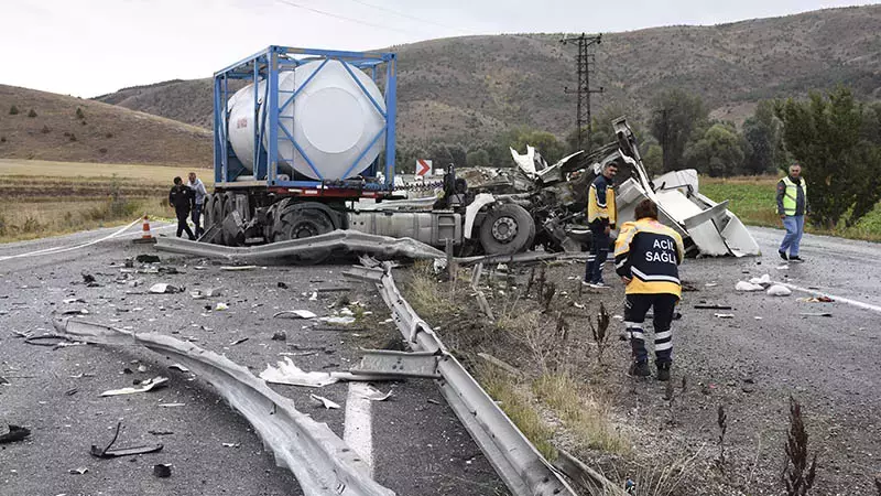 Sivas’ta can pazarı: Yolcu otobüsü ile tır çarpışması sonucu çok sayıda ölü ve yaralı var!