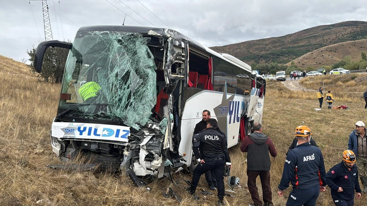 Sivas’ta can pazarı: Yolcu otobüsü ile tır çarpışması sonucu çok sayıda ölü ve yaralı var!