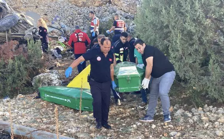 Mersin'de feci kaza: Tarım işçilerinin bulunduğu minibüste can pazarı!