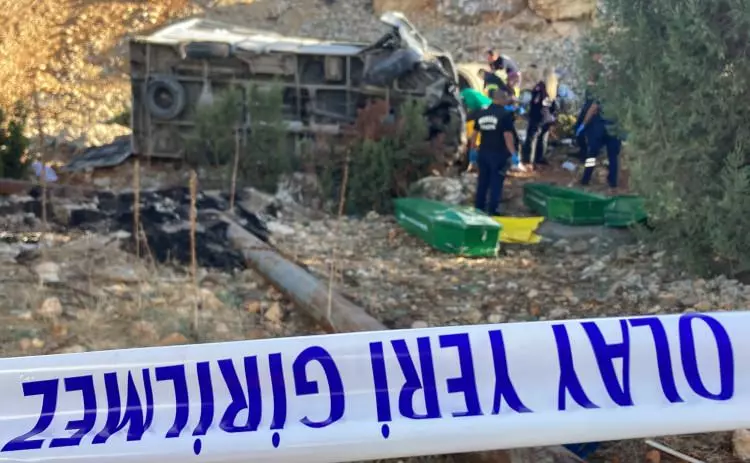 Mersin'de feci kaza: Tarım işçilerinin bulunduğu minibüste can pazarı!