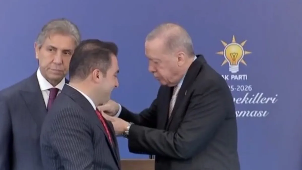 1200x675-rozetlerini-baskan-erdogan-takti-iste-ak-partiye-yeni-gecen-belediye-baskanlari-1759920440489.webp
