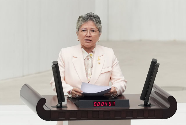 Kürsüde peruğunu çıkarmıştı: CHP'li Nurten Yontar kanseri yendiğini duyurdu