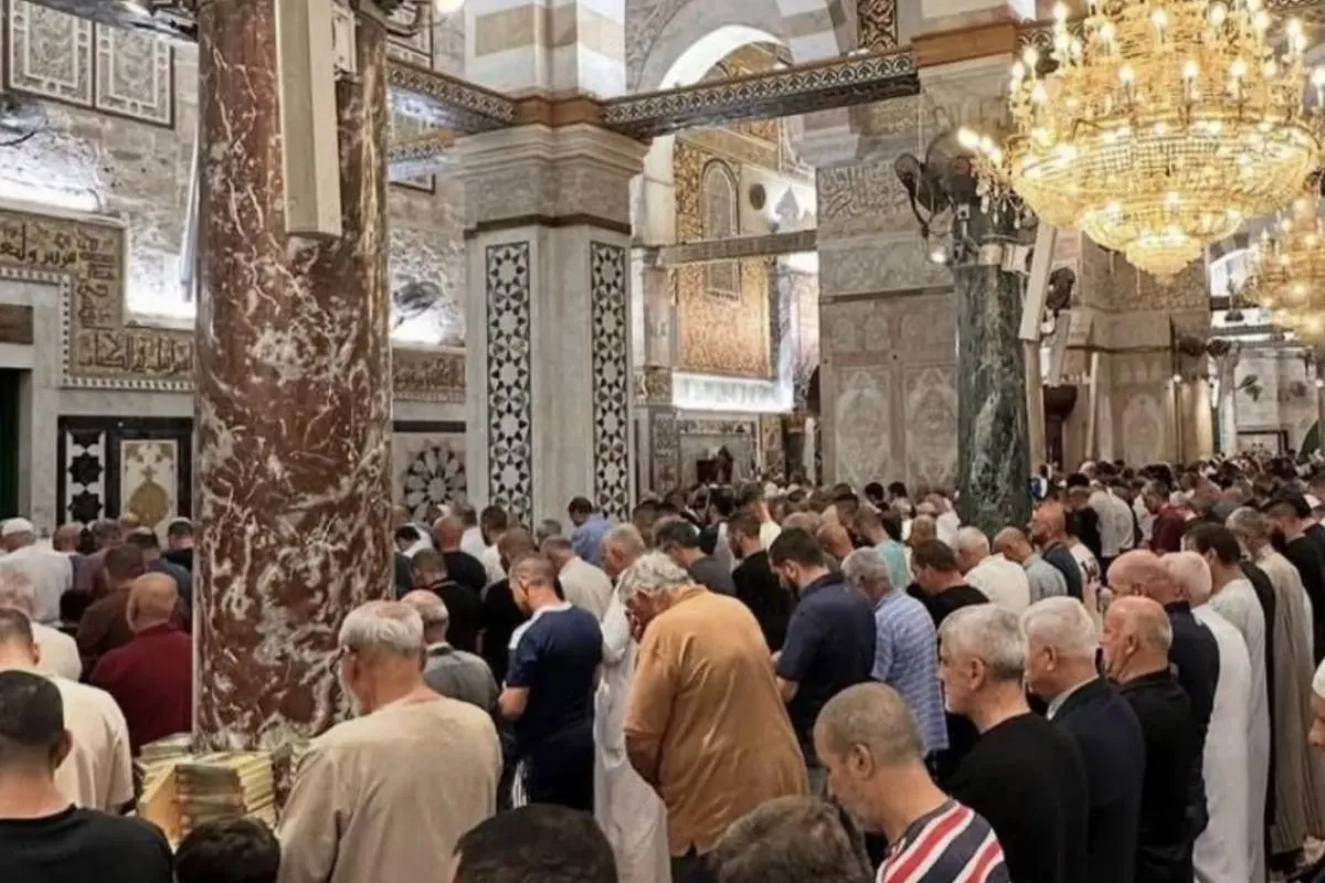 Gazze'de ateşkes sonrası Mescid-i Aksa'da ilk namaz: Filistinliler sabah namazına akın etti