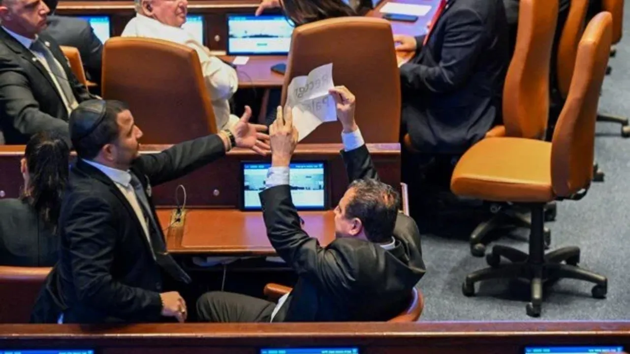 İsrail Meclisi'nde konuşan ABD Başkanı Trump'ın sözünü kesip protesto ettiler!