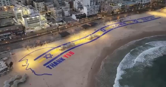 ABD Başkanı Donald Trump'a İsrail'de pankartlı karşılama: Plaja devasal "Teşekkürler" yazısı!